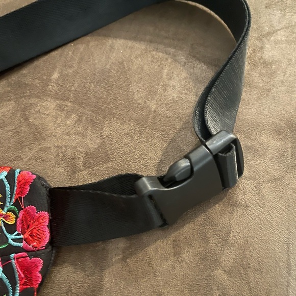 Red Floral Embroidered Fanny Pack - Picture 5 of 10